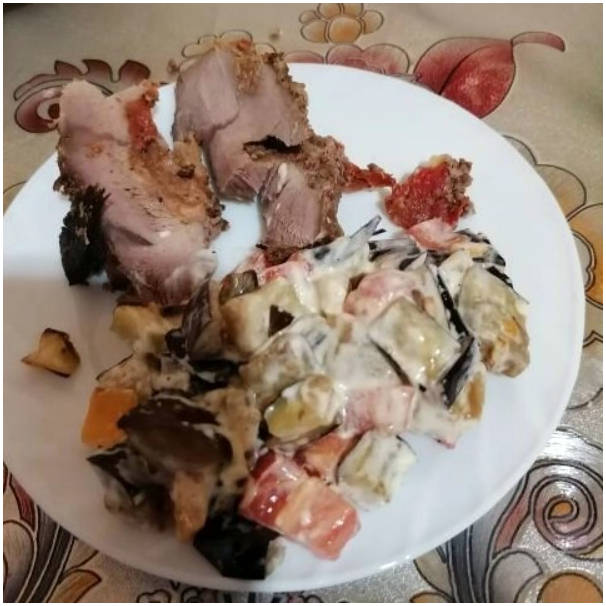Горячий салат с баклажанами, помидорами и перцем