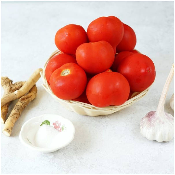 Хреновая закуска из 1 кг помидор с хреном и чесноком без варки на зиму