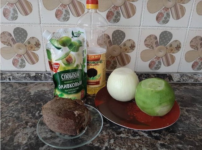 Салат из зеленой редьки с мясом и жареным луком Салат из зеленой редьки с мясом и жареным луком