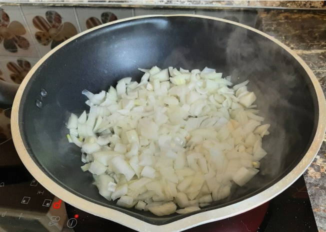 Салат из зеленой редьки с мясом и жареным луком Салат из зеленой редьки с мясом и жареным луком