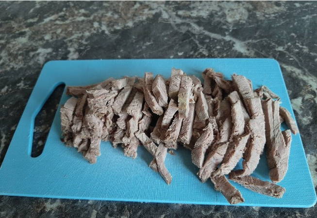Салат из зеленой редьки с мясом и жареным луком Салат из зеленой редьки с мясом и жареным луком