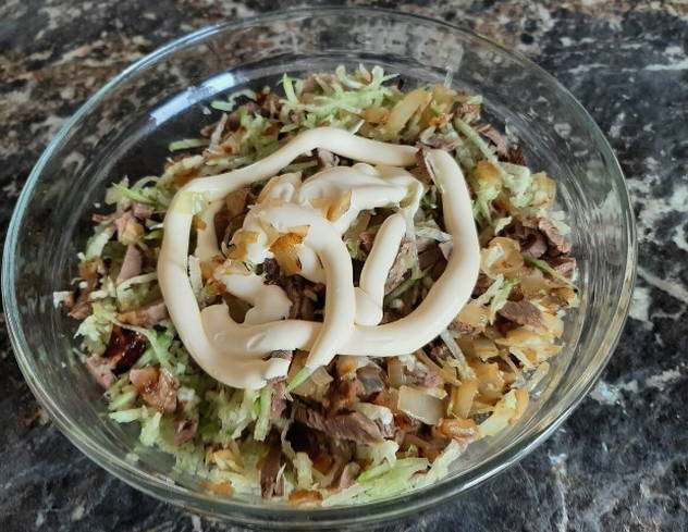 Салат из зеленой редьки с мясом и жареным луком Салат из зеленой редьки с мясом и жареным луком