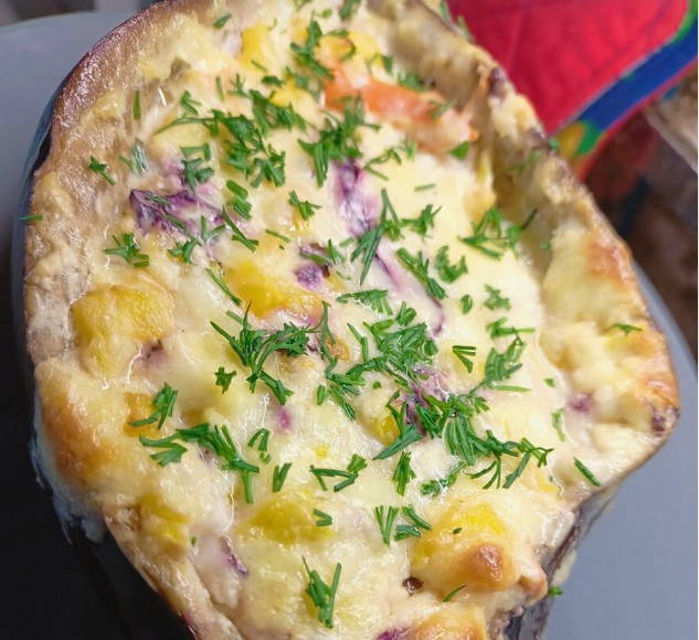 Битые баклажаны с сыром и помидорами в духовке