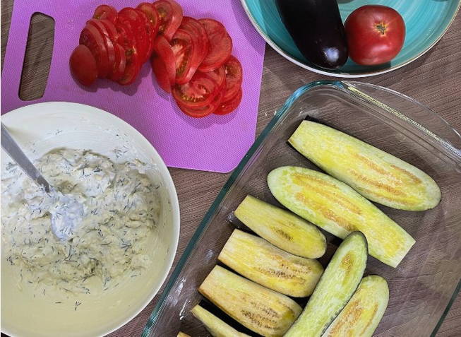 Баклажаны с помидорами, сыром и чесноком в духовке