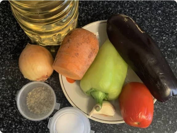 Тушеные баклажаны с морковью, луком, помидорами и болгарским перцем