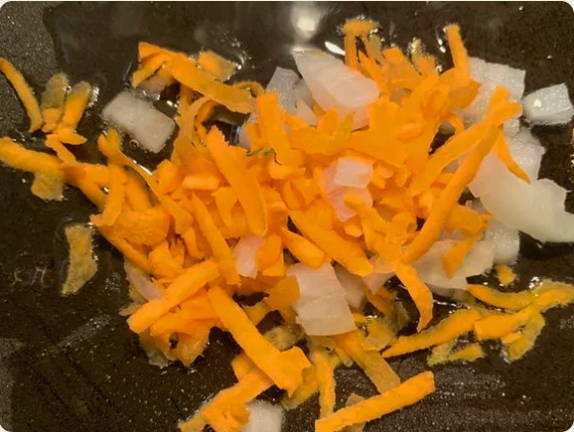 Тушеные баклажаны с морковью, луком, помидорами и болгарским перцем