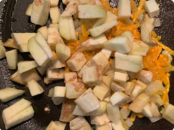 Тушеные баклажаны с морковью, луком, помидорами и болгарским перцем