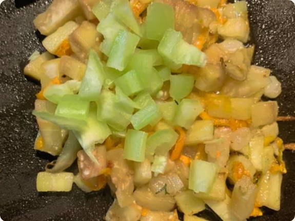 Тушеные баклажаны с морковью, луком, помидорами и болгарским перцем