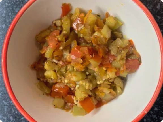 Тушеные баклажаны с морковью, луком, помидорами и болгарским перцем