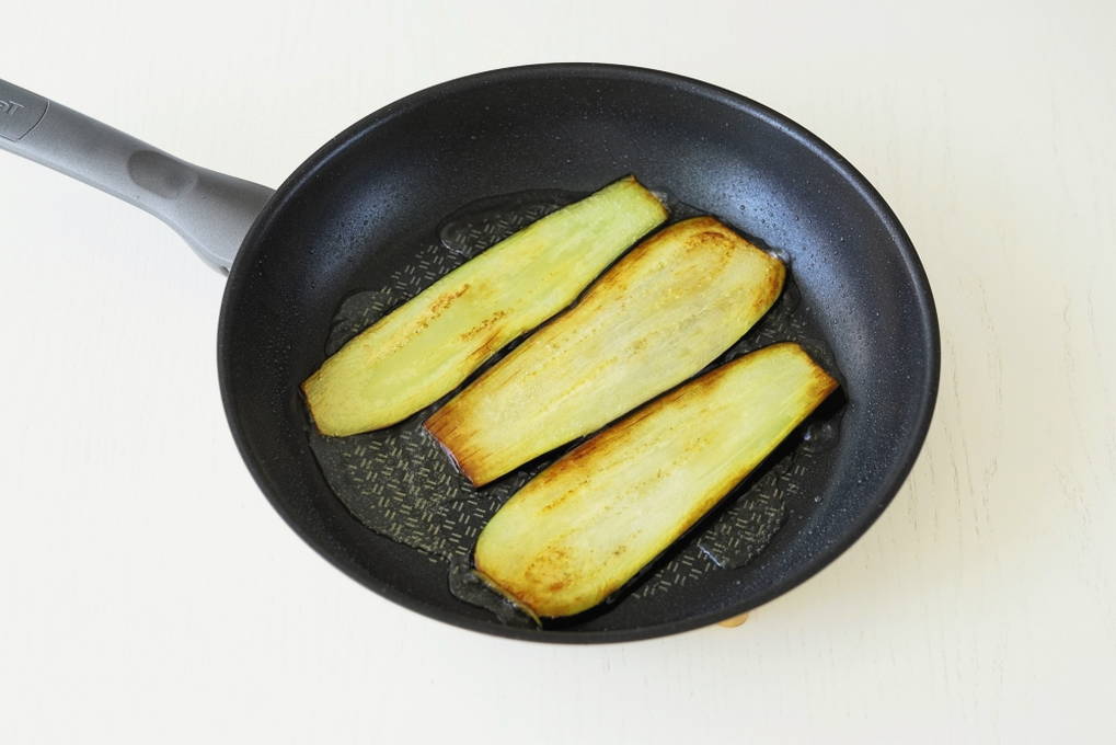 Рулетики из баклажанов с сыром и чесноком на сковороде