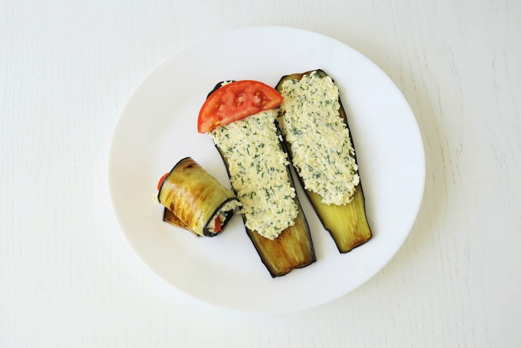 Рулетики из баклажанов с сыром и чесноком на сковороде