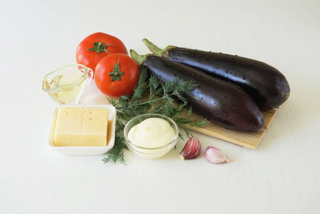 Рулетики из баклажанов с сыром и чесноком на сковороде