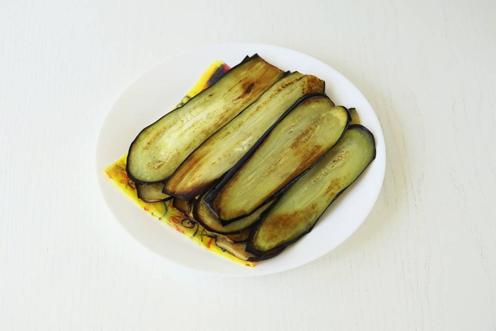 Рулетики из баклажанов с сыром и чесноком на сковороде