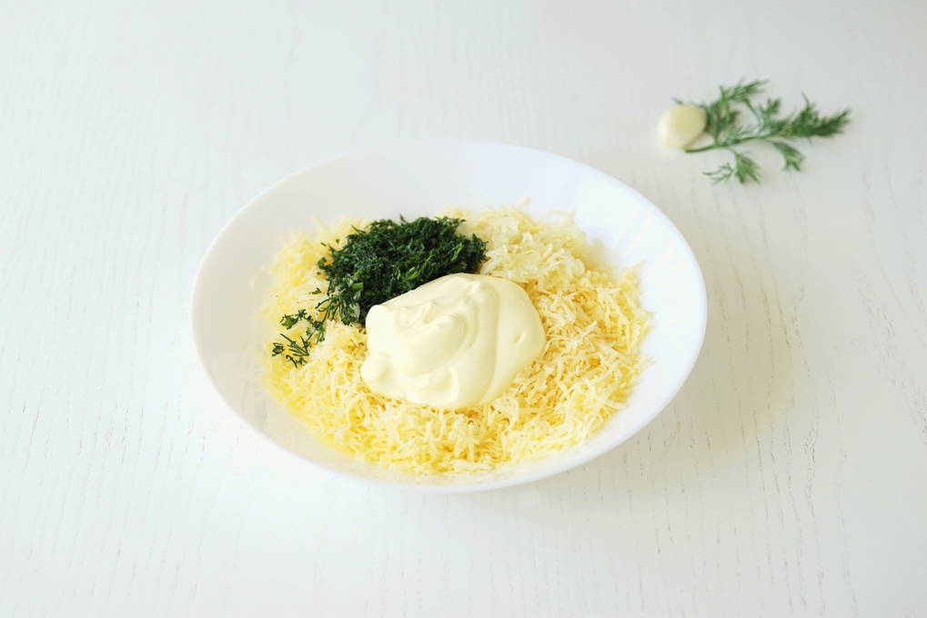 Рулетики из баклажанов с сыром и чесноком на сковороде