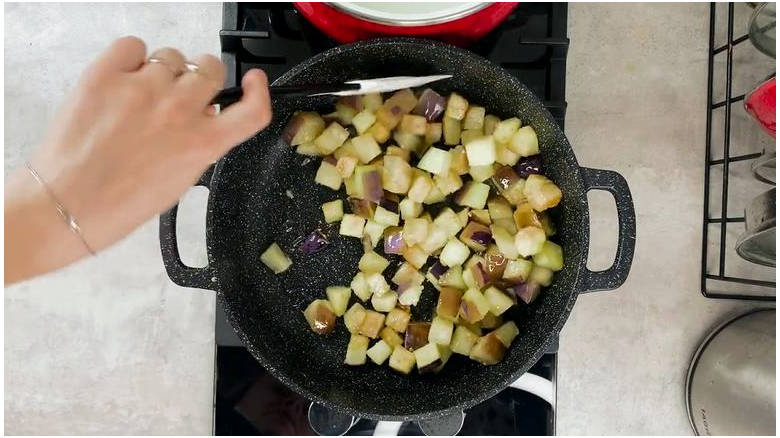 Теплый салат с баклажанами, помидорами и сыром фета