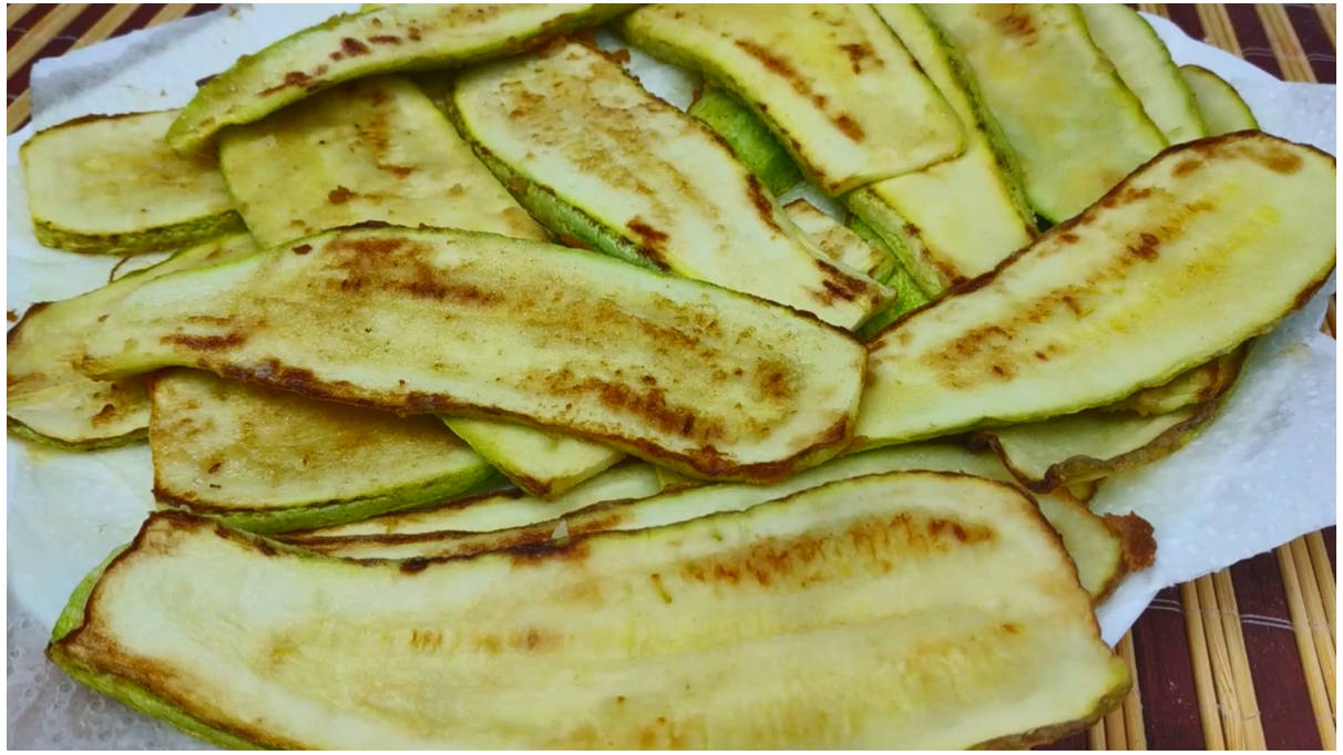 Рулетики из кабачков с творожным сыром, чесноком и зеленью Рулетики из кабачков с творожным сыром, чесноком и зеленью