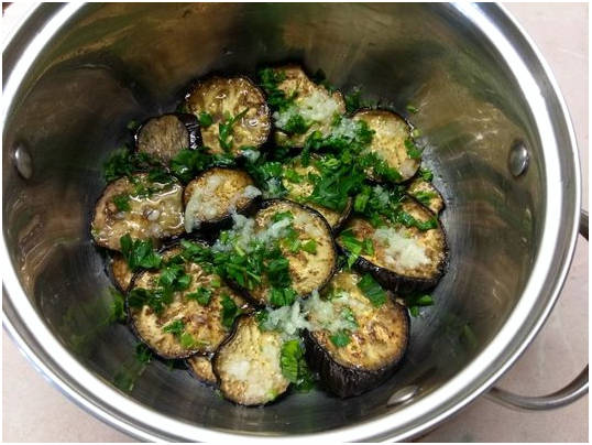 Острые баклажаны с чесноком