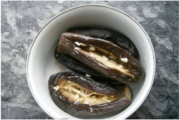 Квашеные баклажаны с морковью и чесноком под гнетом