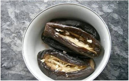 Соленые баклажаны с морковью и чесноком