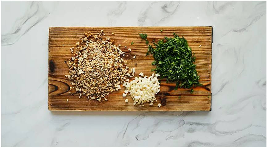 Баклажаны с грецкими орехами и чесноком