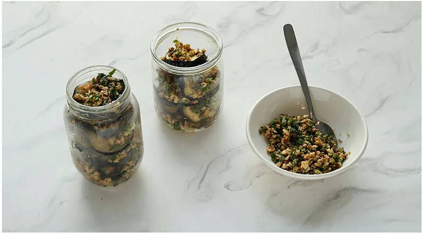 Баклажаны с грецкими орехами и чесноком