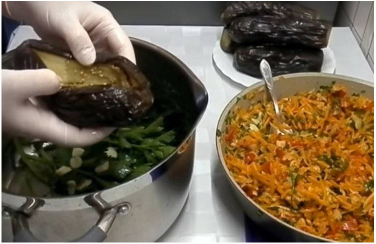 Фаршированные баклажаны морковью и чесноком