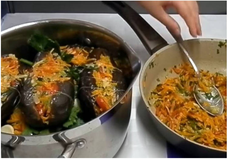 Фаршированные баклажаны морковью и чесноком