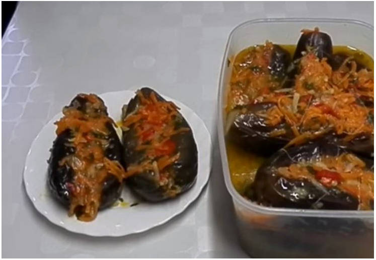 Фаршированные баклажаны морковью и чесноком