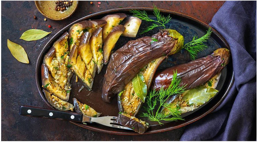 Квашеные баклажаны с чесноком и зеленью Квашеные баклажаны с чесноком и зеленью