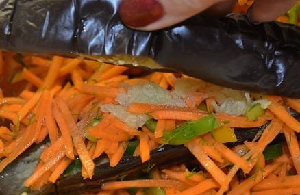Квашеные баклажаны с морковью и чесноком