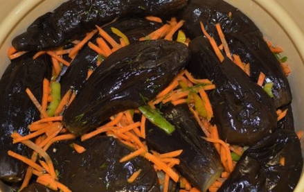 Квашеные баклажаны с морковью и чесноком