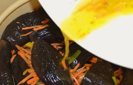 Квашеные баклажаны с морковью и чесноком