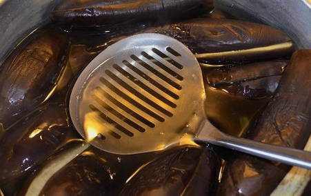 Квашеные баклажаны с морковью и чесноком