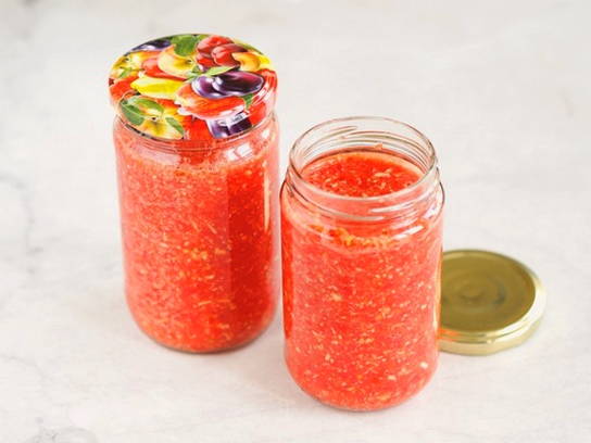 Классическая хреновая закуска из помидор с хреном без варки на зиму