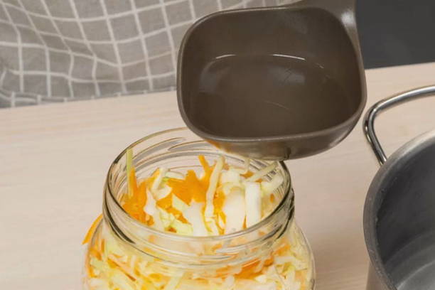 Рассол для капусты на 1 литр воды с солью, сахаром и уксусом Рассол для капусты на 1 литр воды с солью, сахаром и уксусом