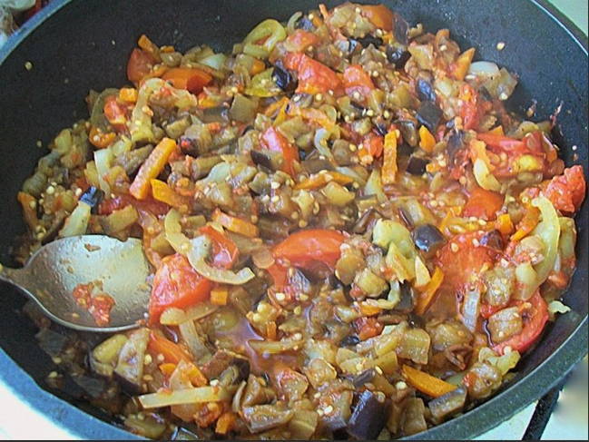Баклажаны с перцем и помидорами