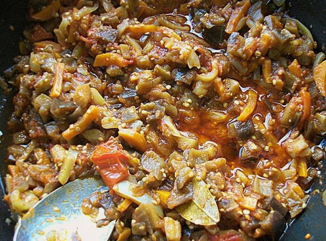 Баклажаны с перцем и помидорами
