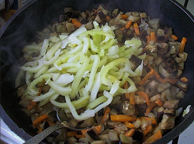 Баклажаны с перцем и помидорами