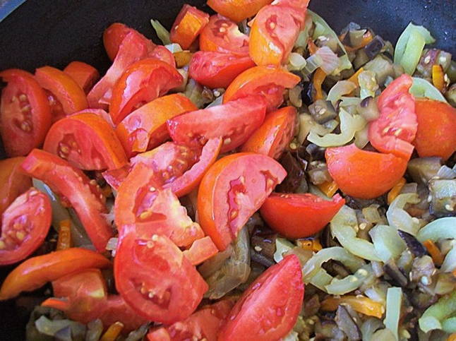 Баклажаны с перцем и помидорами