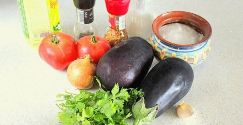 Тушеные баклажаны с помидорами и чесноком