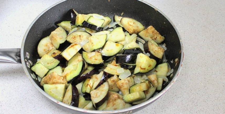 Тушеные баклажаны с помидорами и чесноком