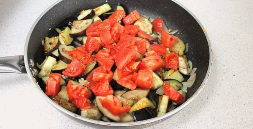 Тушеные баклажаны с помидорами и чесноком