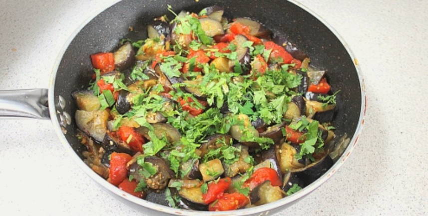 Тушеные баклажаны с помидорами и чесноком