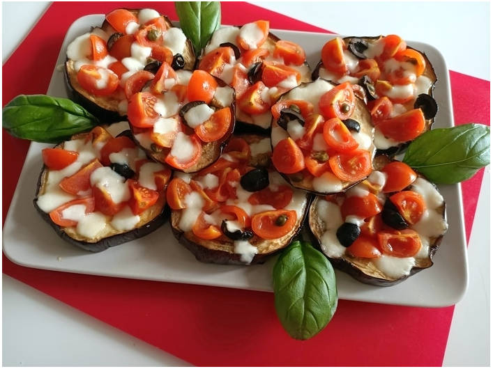 Баклажаны с моцареллой и помидорами