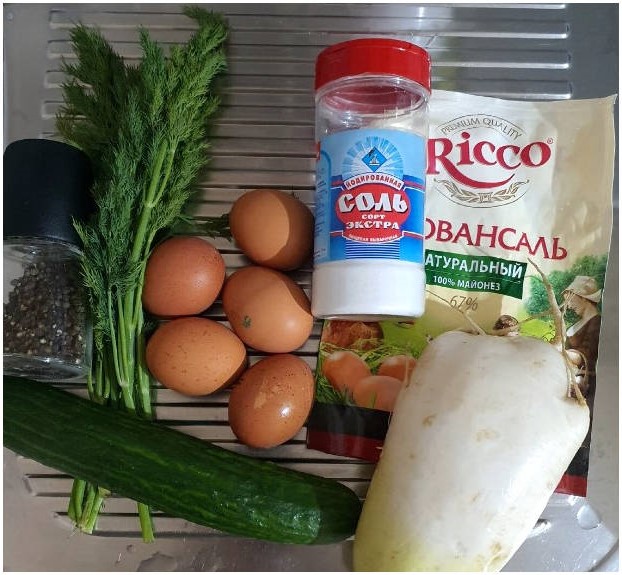 Салат из редьки дайкон с огурцом
