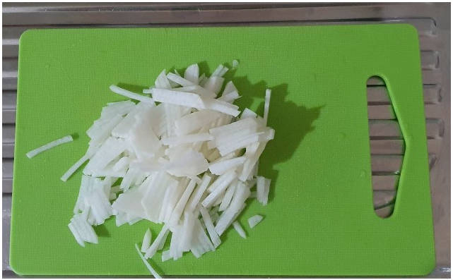 Салат из редьки дайкон с огурцом