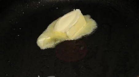 Грибы в сливках на сковороде