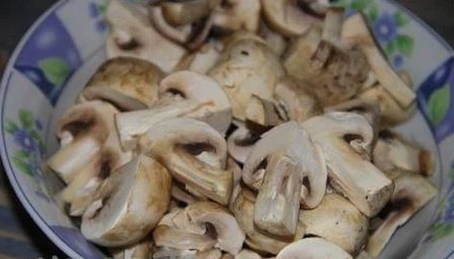 Грибы в сливках на сковороде