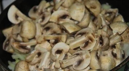 Грибы в сливках на сковороде