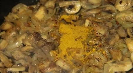 Грибы в сливках на сковороде